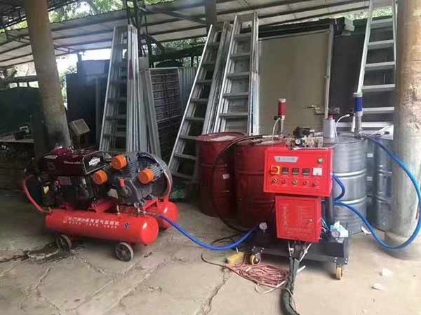 聚氨酯噴涂機廠房彩鋼頂棚隔熱保溫噴涂施工
